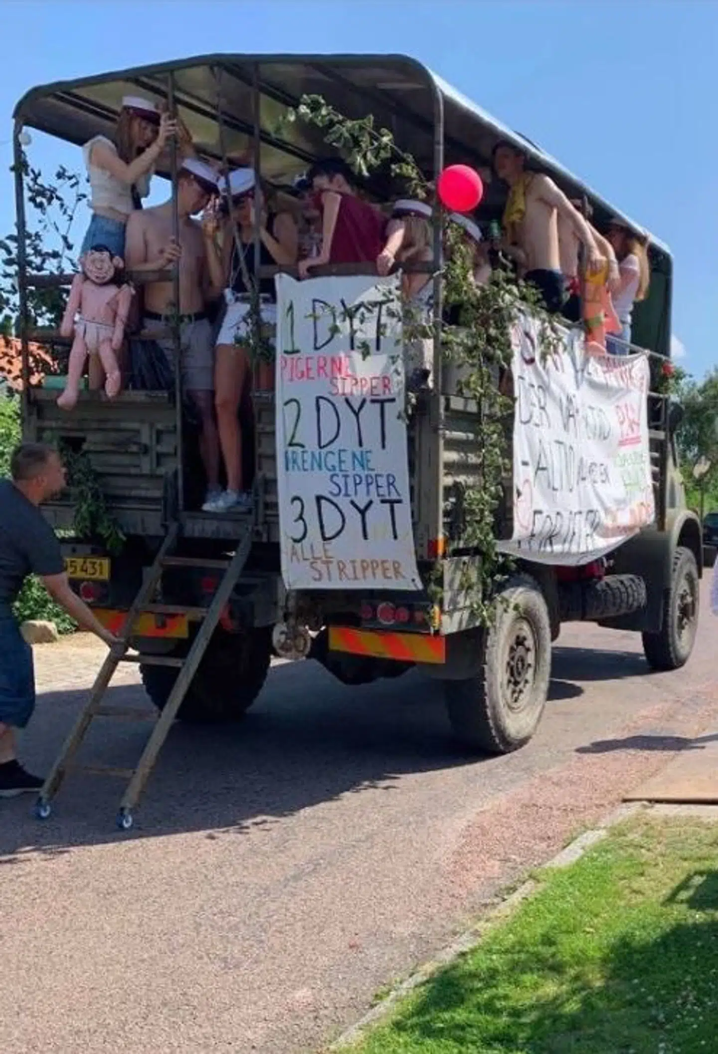 Her ses studenterne på vognen, som de fik som erstatning.