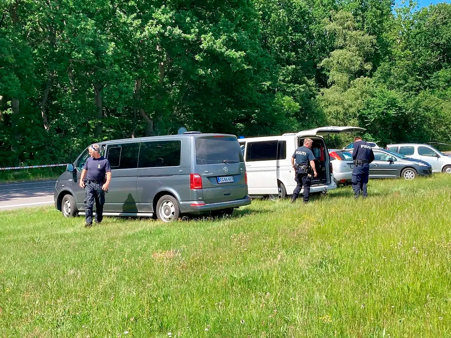 Politiet var tirsdag i aktion ved en shelterplads i Nordskoven ved Haslevej i Rønne på Bornholm. En 28-årig mand blev tirsdag morgen fundet død ved bålpladsen. - Foto: Presse-Fotos.dk/Ritzau Scanpix