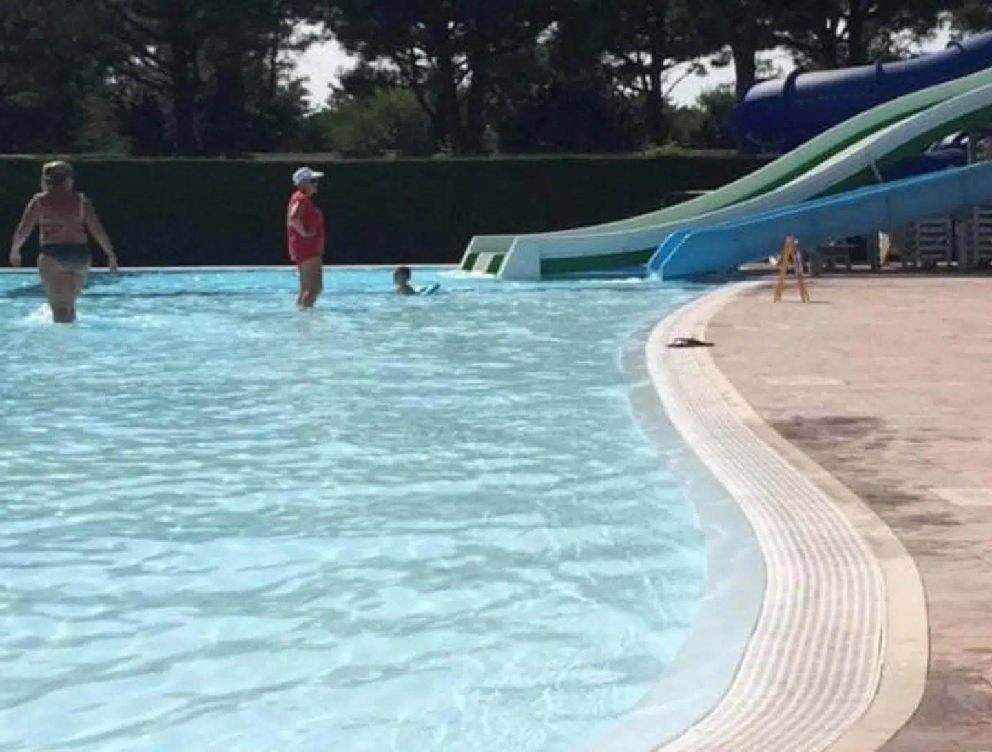 Poolen til campingpladsen ved Gardasøen er praktisktalt tom for mennesker. Sidste år var den helt fyldt. Foto: Privat