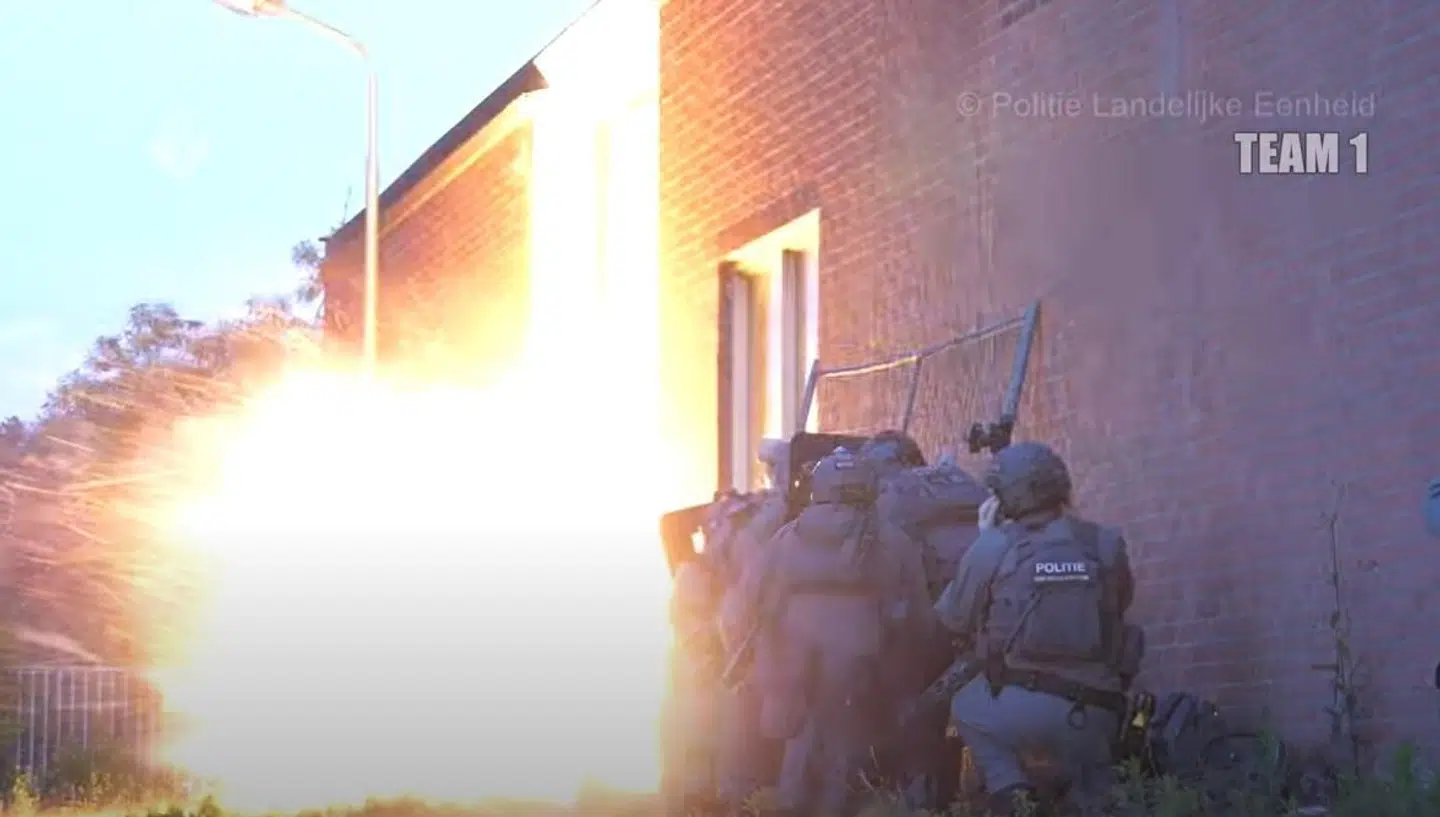 Her stormer politiet containerne.