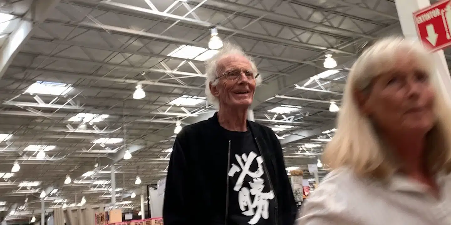 Mogens Amdi Petersen på indkøb i byen Ensenada, Mexico, i oktober 2019. Til højre er det en af hans trofaste støtter, Marlene Gunst.