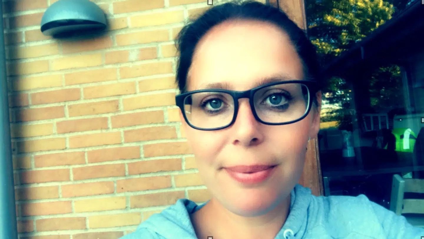 Her ses Charlotte Ahm, der er barnebarn af Else Marie Larsen, der i sommeren 2020 blev landskendt, efter hun medvirkede i den meget omtalte TV 2-dokumentar ‘Plejehjemmene bag Facaden’.