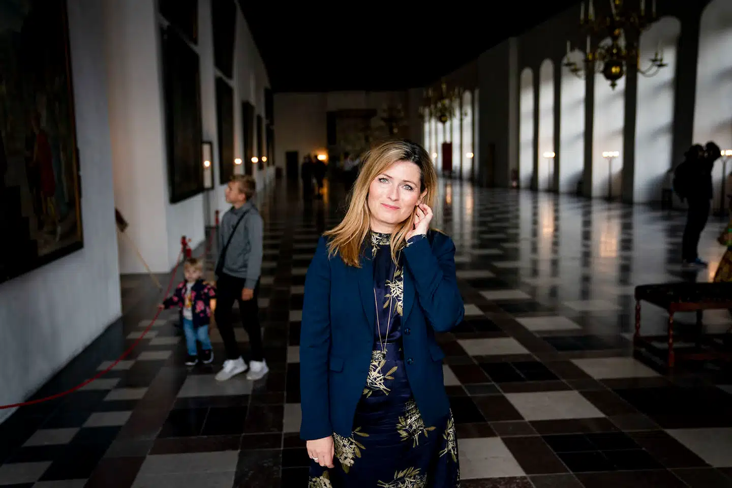 »I et mislykket forsøg på at gøre stedet levende har man ansat en teatertrup, der klovner rundt og skråler citater fra Hamlet. »To beee or NOT to beee«. Totalt dilettantisk. Dansesalen, slottets fine hjerte, er forvandlet til en filial af Zangenbergs børneteater, og man tænker hvorfor? Måske fordi historie opfattes som noget kedeligt og derfor skal gøres til pjank og pjat,« skriver kulturredaktør Anne Sophia Hermansen, der har været en tur på Kronborg slot.