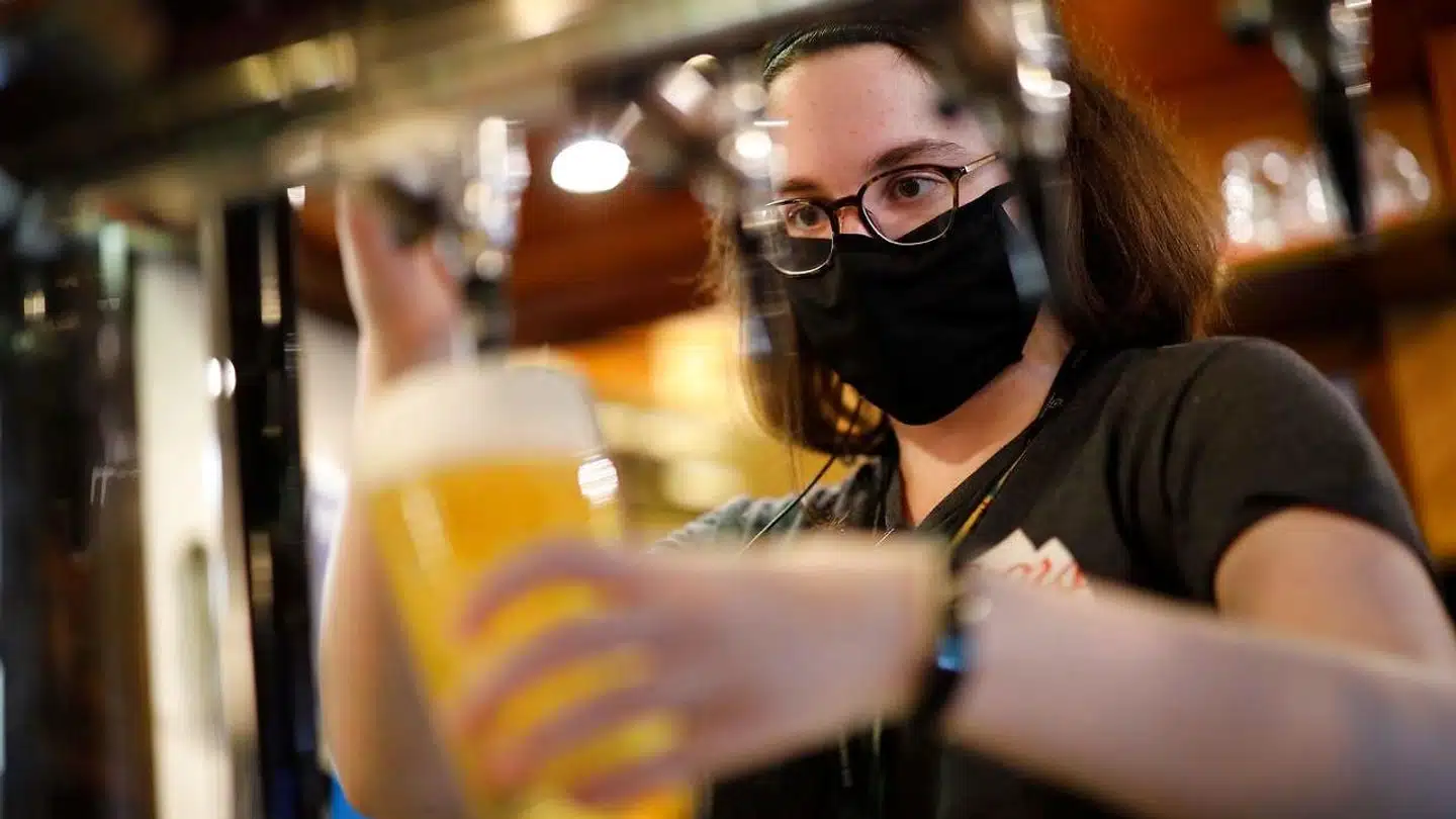 De britiske pubber er nu igen åbnet, men der er lang vej tilbage til noget, der ligner normalt i Storbritannien. Økonomien har taget et kæmpe dyk, og statsfinanserne er smadret til ukendelighed.