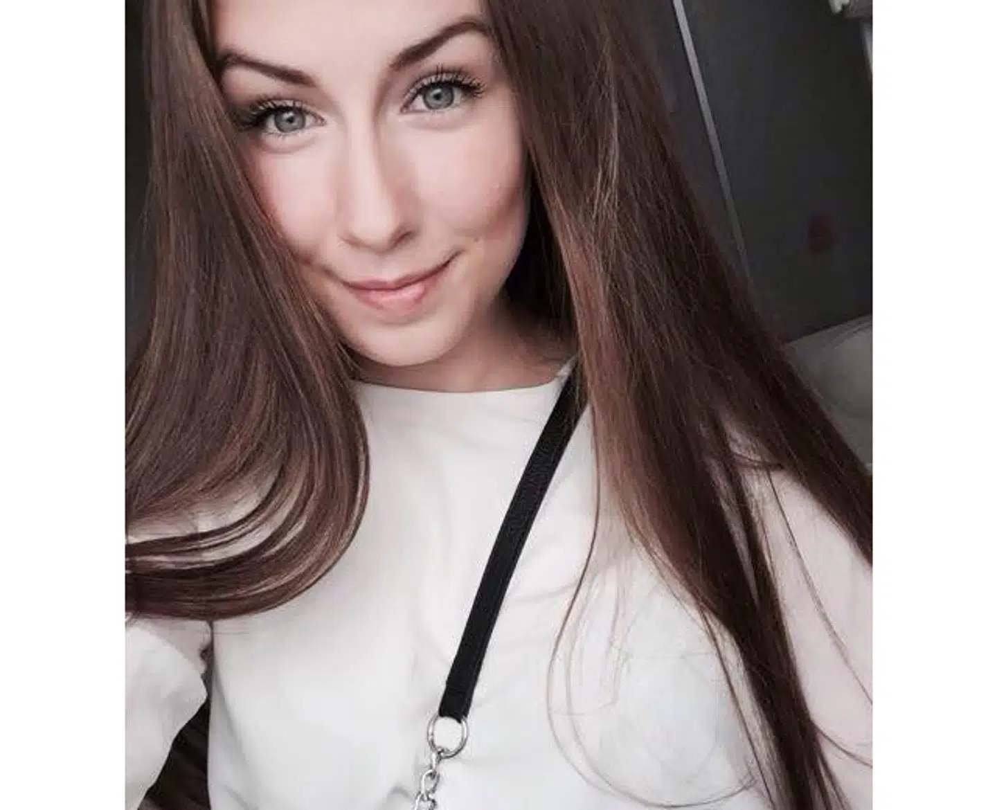 Emilie Meng forsvandt sporløst fra Korsør Station 10. juli 2016. En storstilet eftersøgning af den unge kvinde blev i de efterfølgende måneder iværksat, men lige lidt hjalp det. Først 24. december blev Emilie Mengs lig fundet i en sø ved Regnemarks Bakke, 65 kilometer fra Korsør.