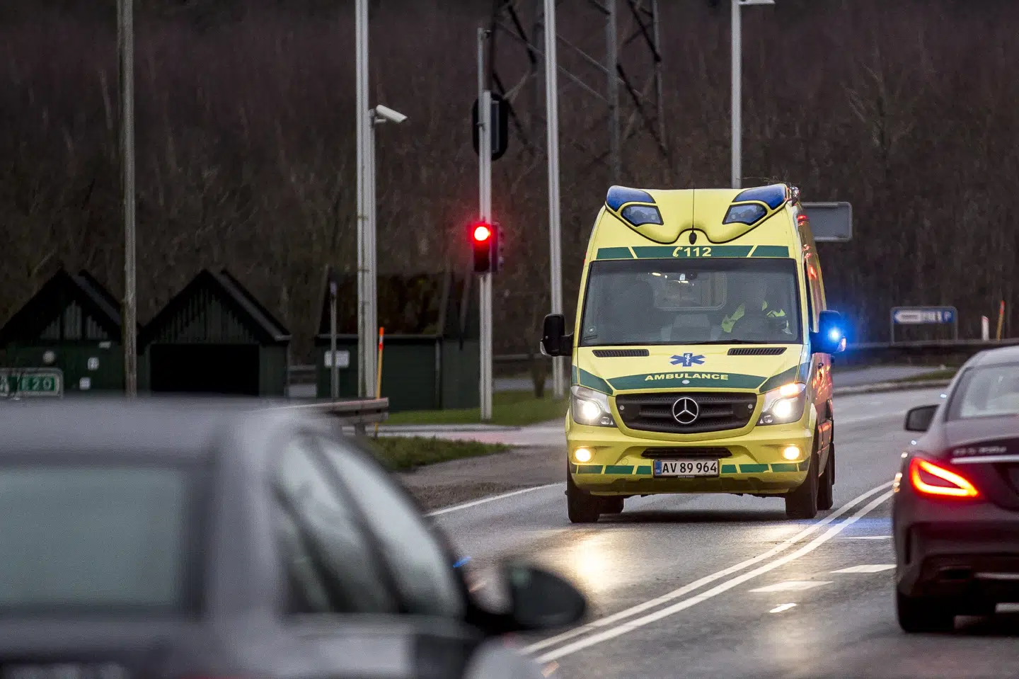 Der er tilkaldt helikopter til Iserødvejen ved Hillerød, ligesom politiet har sendt flere ambulancer afsted, efter at to biler lørdag aften er stødt sammen. (Arkivfoto) Mads Claus Rasmussen/Ritzau Scanpix