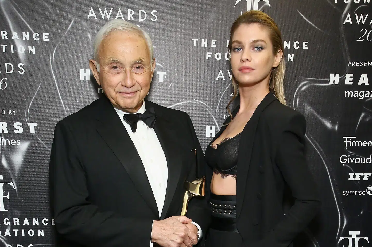 Mangemilliardær Leslie Wexner med en af sine eksklusive Victoria's Secret-modeller.
