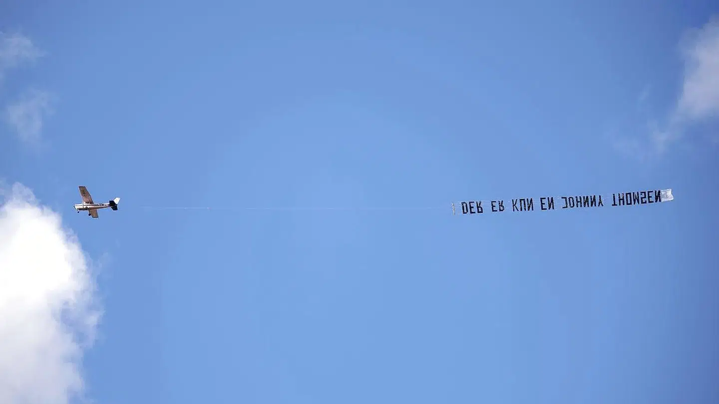 'Der er kun en Johnny Thomsen' stod der på banneret, der fløj over stadionet i Randers lørdag 11. juli 2020.