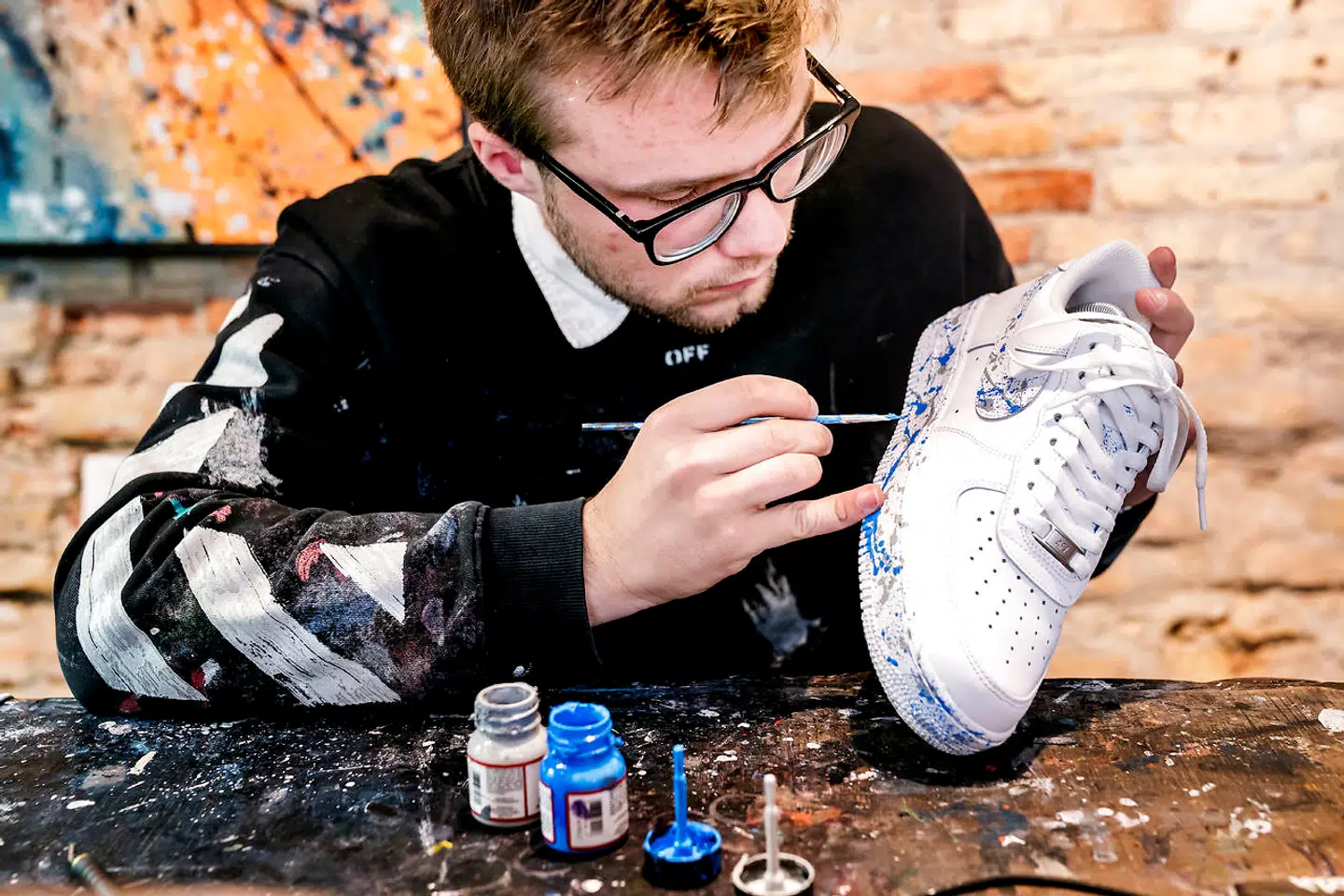 Det tager fem til syv timer for Karl Faurholt at håndmale et par sneakers efter kundens ønsker.