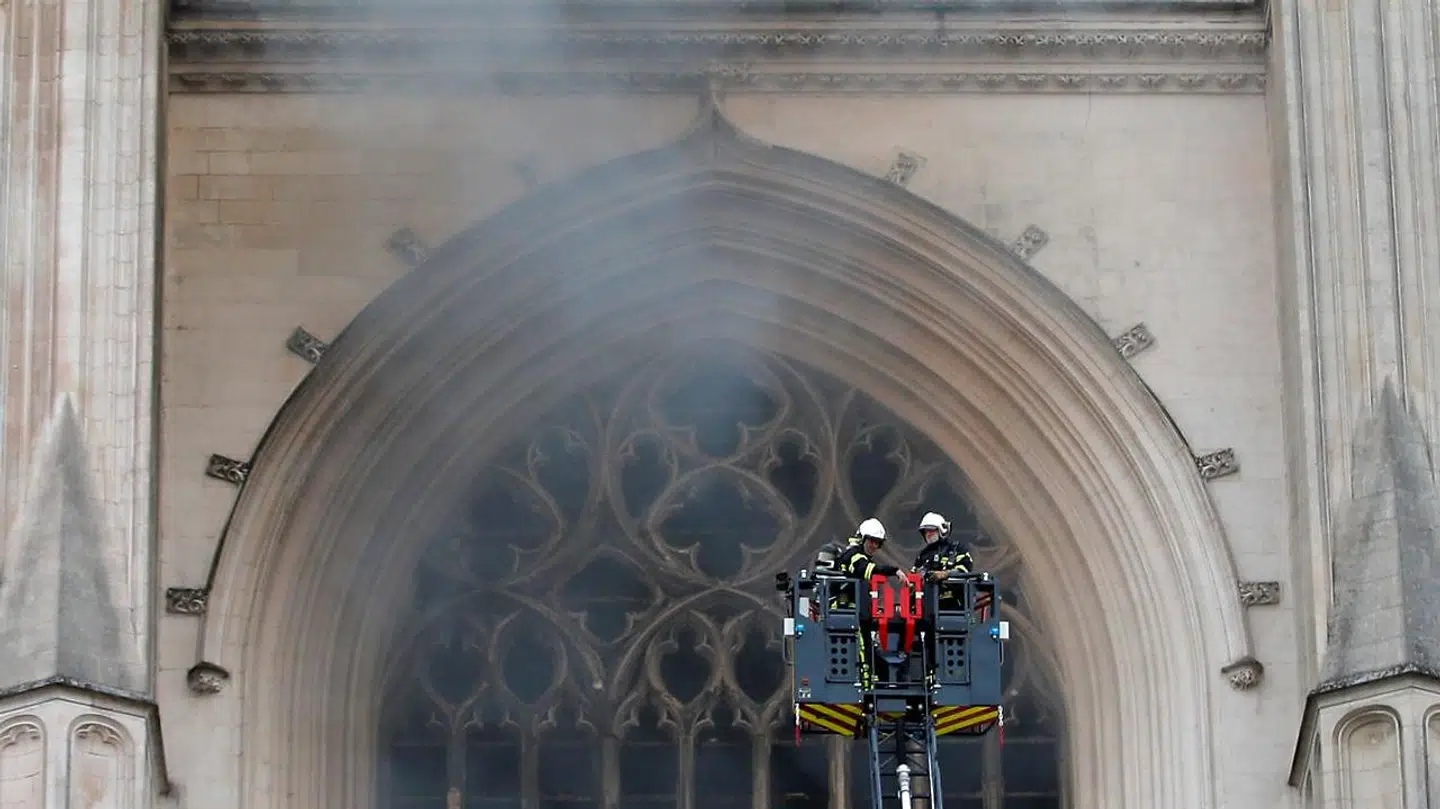 En voldsom brand er brudt ud i en katedral i Nantes i det vestlige Frankrig.