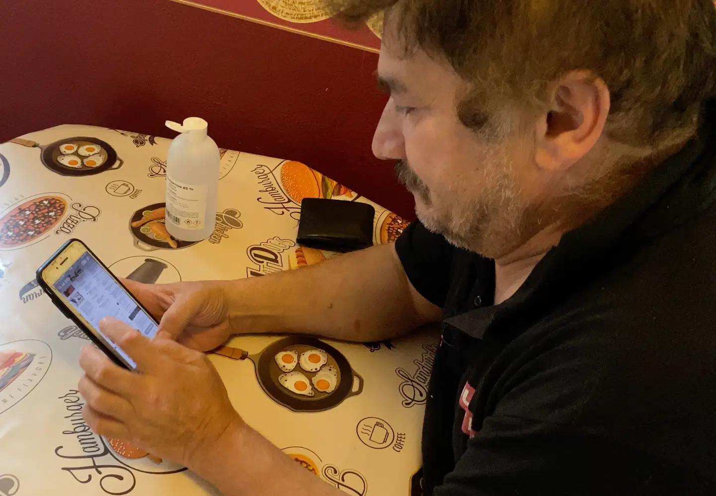 Yusuf Yücelbas gemmer nu alle skriftlige trusler, han modtager, så han kan melde dem til politiet.