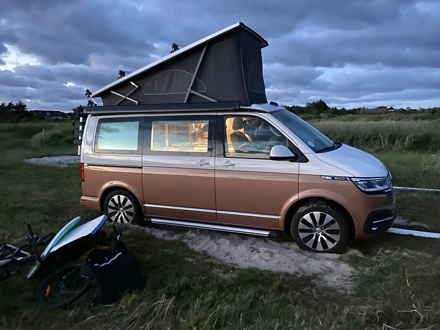 Førstesalen byder på et soveværelse for to, når hævetaget er oppe. Taget er elektrisk på Ocean-udgaven af California og ekstraudstyr på basisudgaven, Coast.
