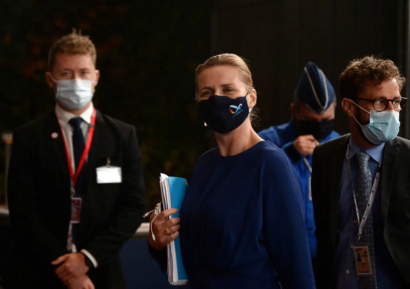 Mette Frederiksen tidligt tirsdag morgen efter lange, natlige forhandlinger, der endte i et historisk budget.