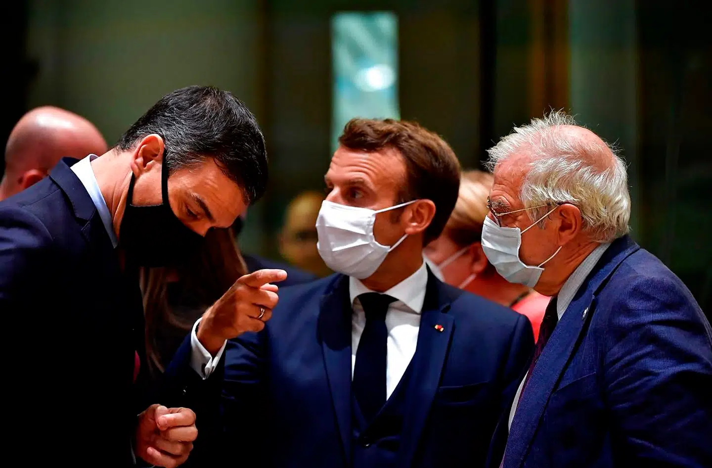 Den spanske premierminister, Pedro Sánchez, lytter, mens Frankrigs præsident, Emmanuel Macron, udlægger teksten under søndagens kritiske tidspunkt i forhandlingerne. Til højre EUs »udenrigsminister«, ligeledes spanske Josep Borrell.