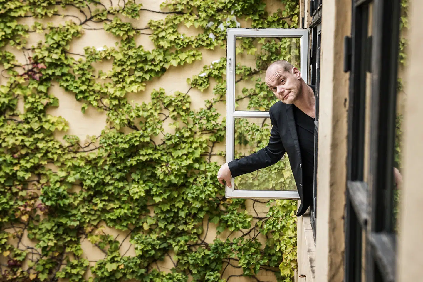 »Jeg er faktisk ret dårlig til at læse. Jeg er ikke ordblind. På en eller anden måde, er jeg læsedoven. Jeg har altid haft interesse for at læse, men jeg har måske kun læst ti bøger selv i mit liv, til gengæld har jeg stor glæde af lydbøger. Særligt er jeg virkelig dårlig til at læse højt. Jeg falder over ordene. Det er reelt et lille handicap.«