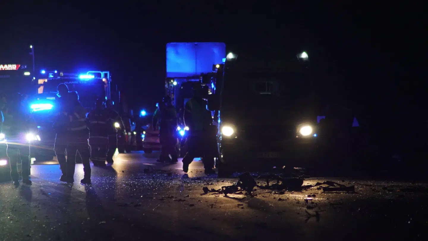 Sønderjyske Motorvej sent tirsdag aften: Spøgelsesbilist kører frontalt ind i lastbil.