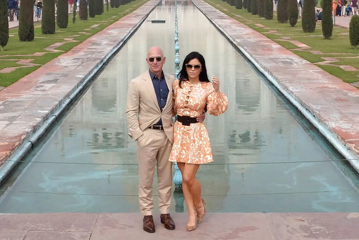 Amazons stifter og direktør, Jeff Bezos, har god grund til at smile. På bare en dag har han tjent 13 milliarder dollar. Her står han med sin kæreste Lauren Sánchez foran Taj Mahal.