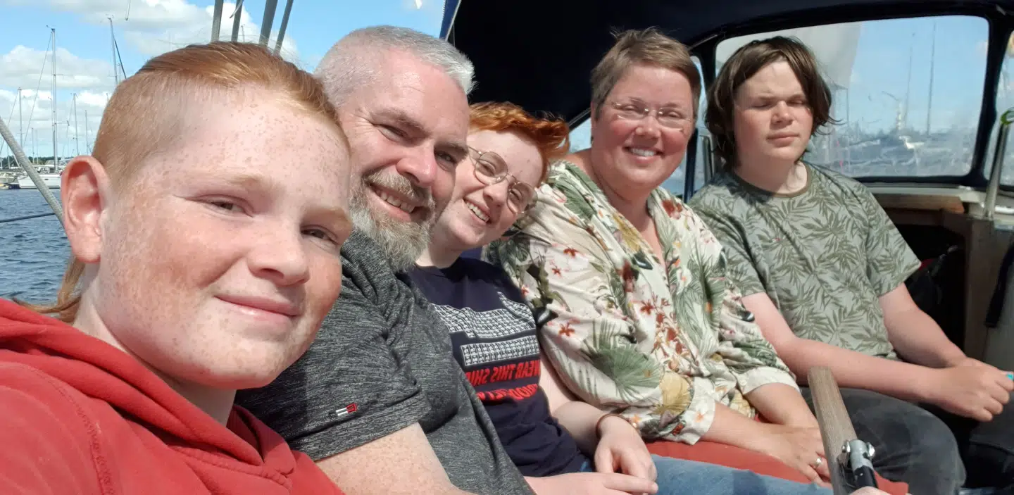Efter seks en halv måned til havs – de sidste fire tvunget af omstændighederne på grund af coronapandemien – er Mærsk-kaptajn Thomas Hvilborg endelig hjemme hos familien igen. Nu er det til søs igen – denne gang i familiens 35 fods sejlbåd.Privatfoto
