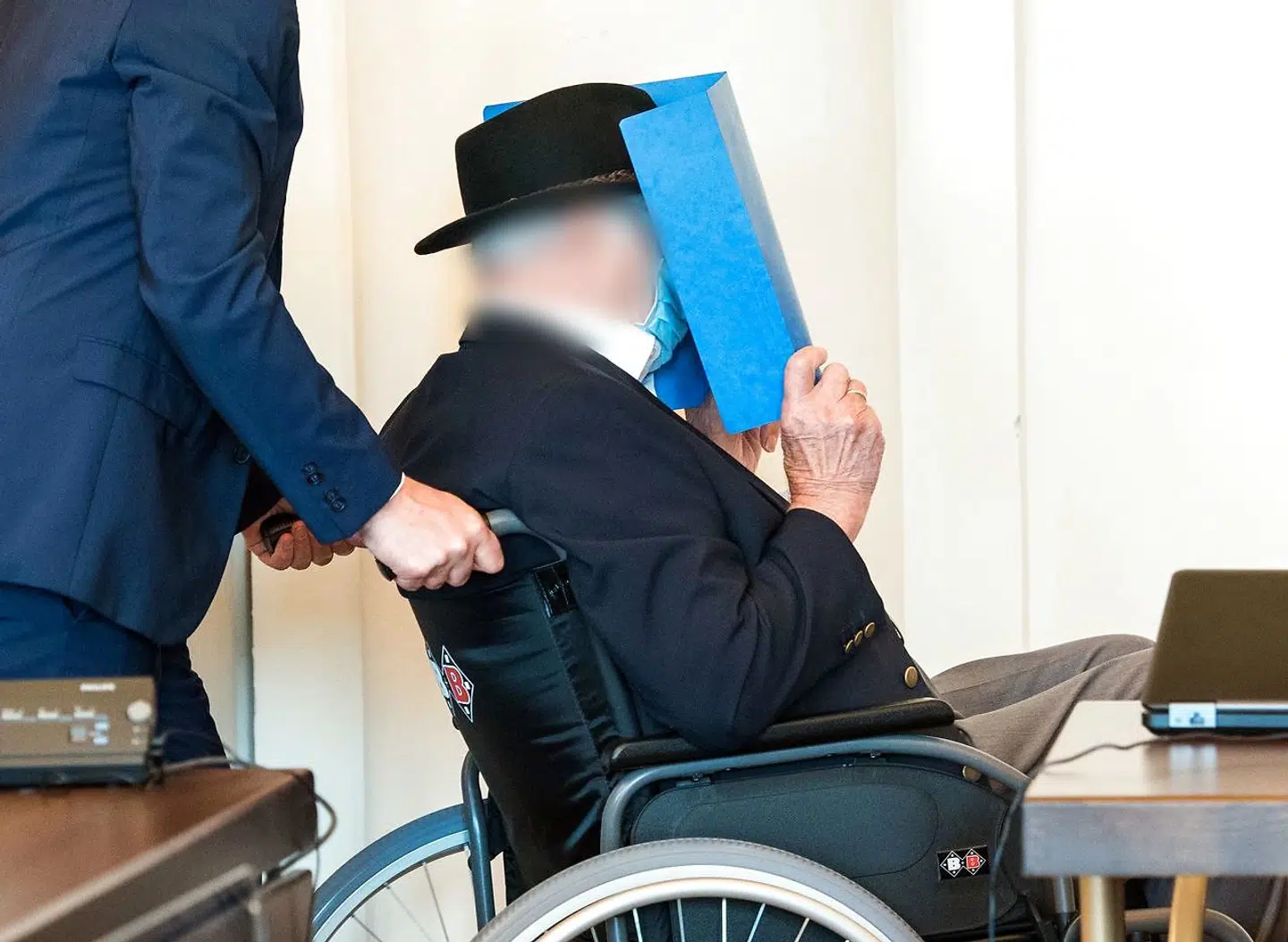 Bruno Dey har selv erkendt sin tilstedeværelse i lejren, men har nægtet at have haft ansvar for drabene.(Photo by Daniel Bockwoldt / POOL / AFP)