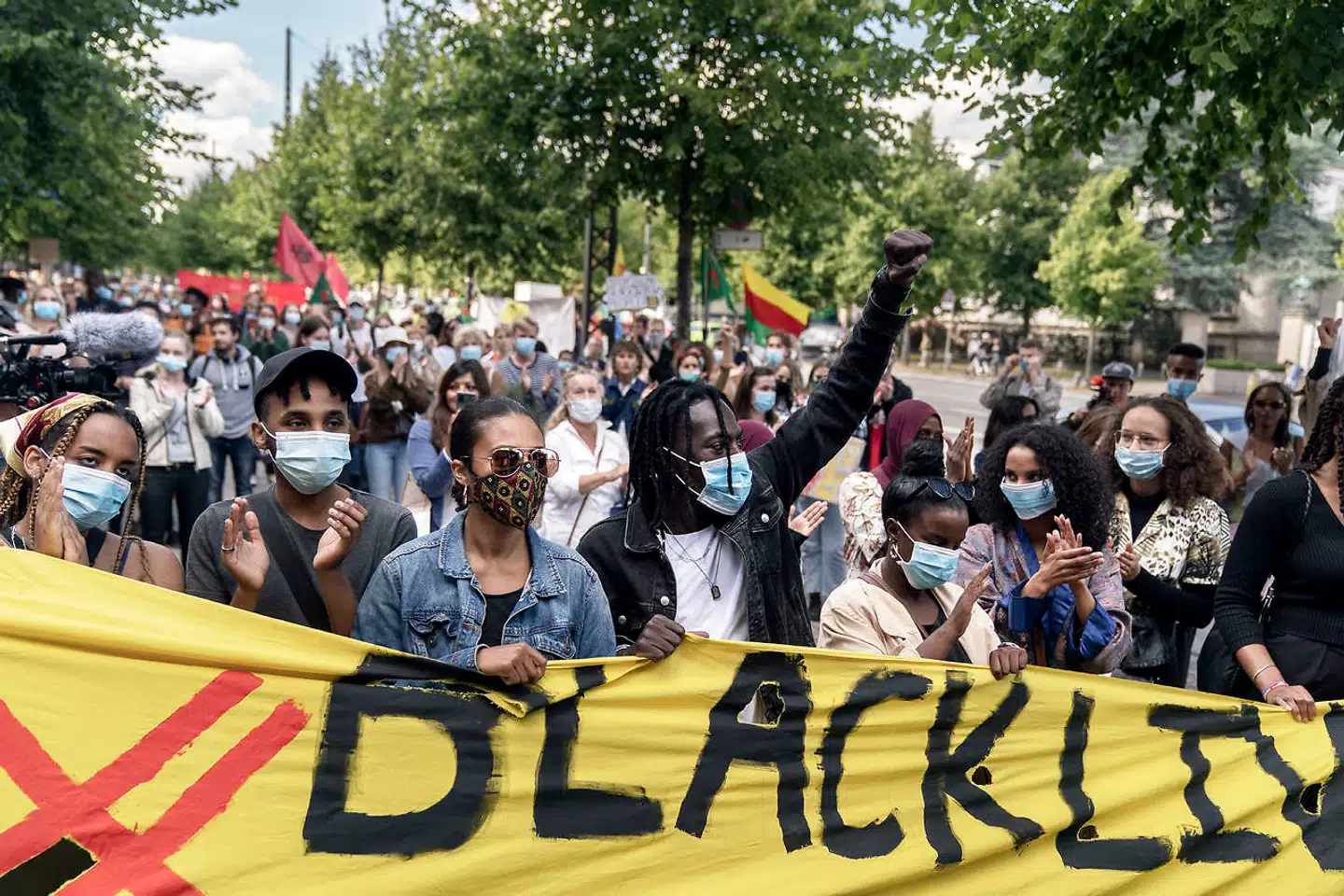 Sorte mennesker holdt banneret forrest i demonstrationen - og det var de fleste tilfredse med.
