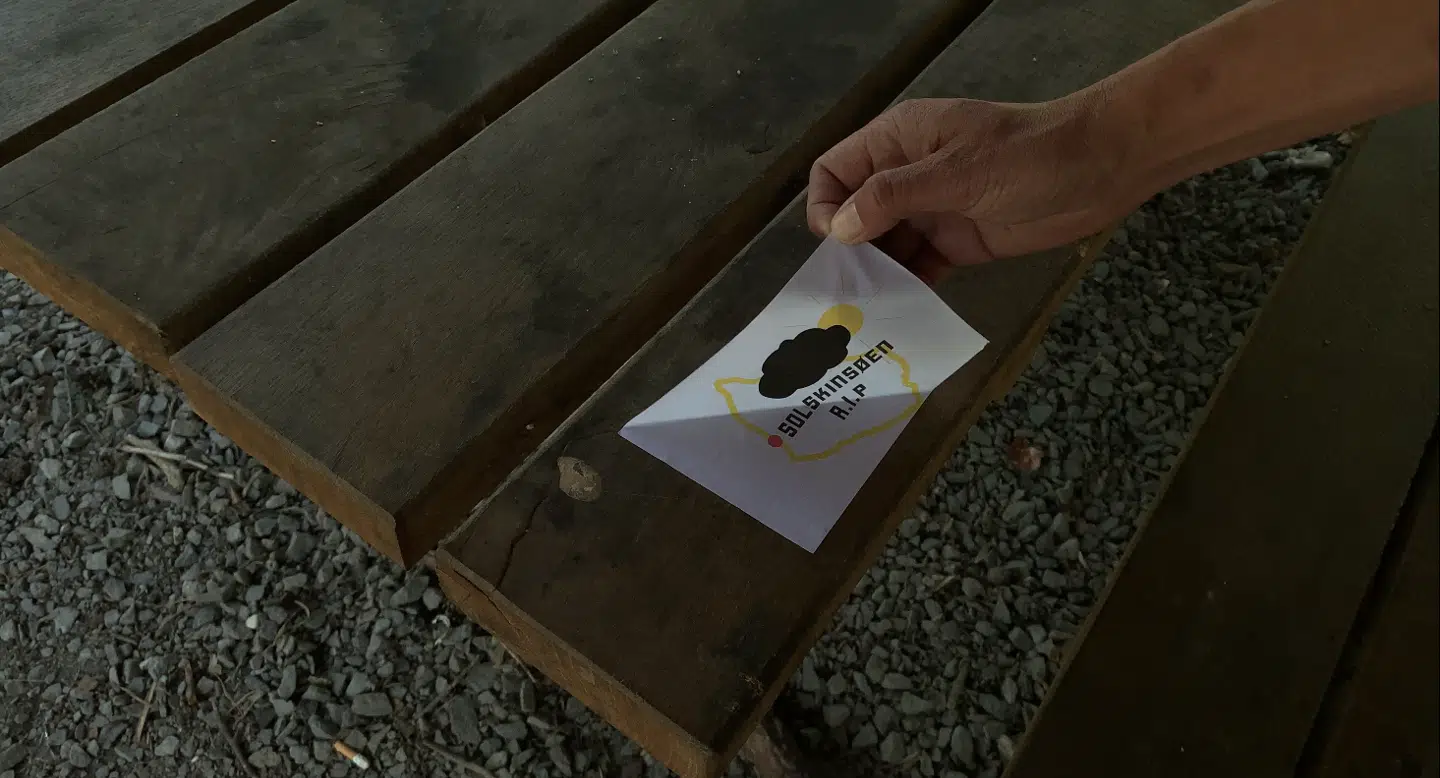 'Solskinsøen R.I.P.' står der på dette klistermærke.