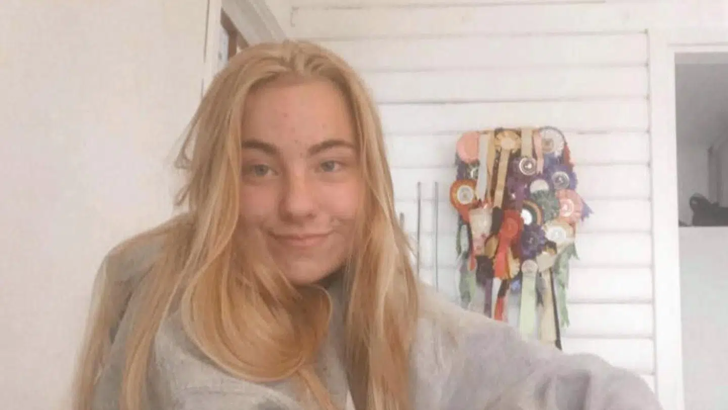19-årige Filippa bor på Orø, men arbejder i Holbæk – på fastlandet. Det volder ofte problemer, fordi hun grundet en overfyldt færge ikke kan komme hjem.