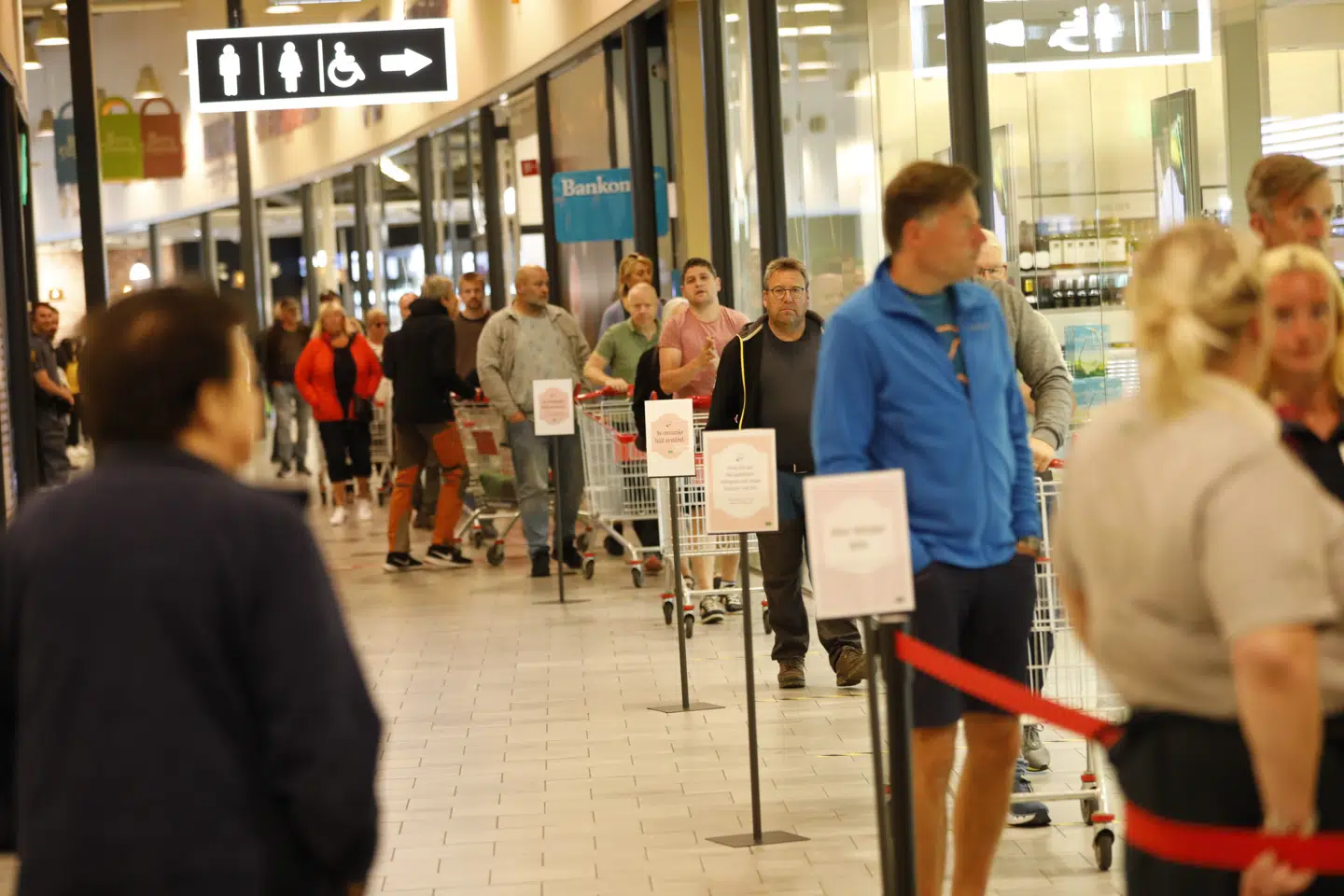 Her står folk i kø til Systembolaget
