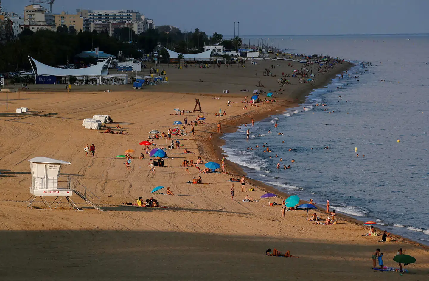 Det var sådan set ikke, fordi turismen boomede, før en række lande de seneste dage indførte restriktioner over for Spanien. Her er stranden ved den populære danskerdestination Caella, der ligger nord for Barcelona, fotograferet i fredags.
