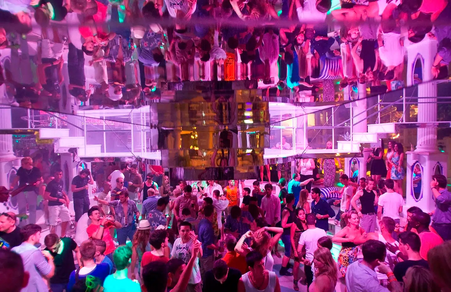 Gang i den på et af øen Ibizas berømte diskoteker i tiden før coronavirus. Flere spanske regioner har lukket dansesteder og begrænset barernes åbningstider i forsøg på at stoppe en truende anden bølge af coronapandemien.