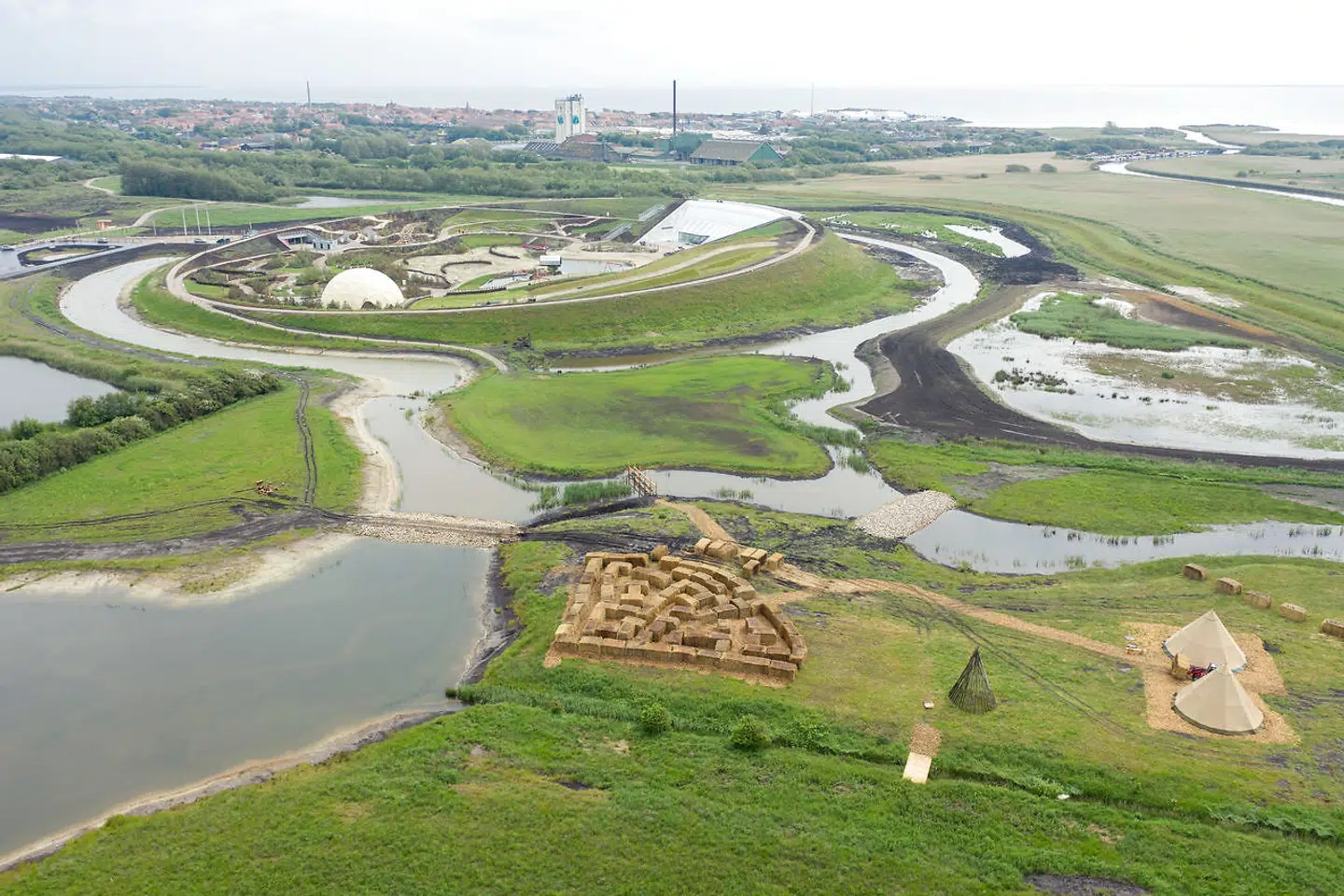 Den store ringvold med SLAs naturcollage er meget spektakulær. Både indeni og udenpå er der natur i overvældende mængder.