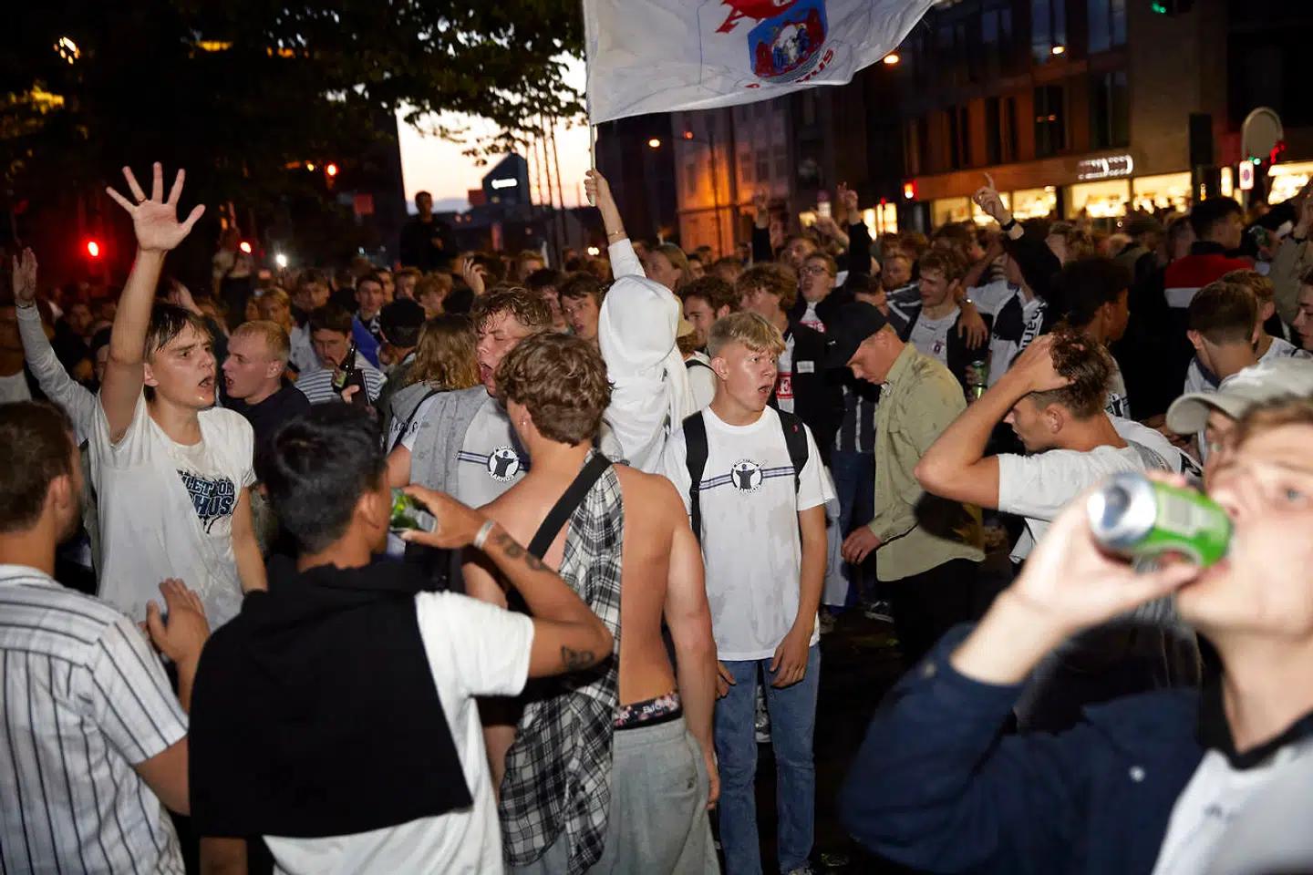 AGF fans fejrer bronzemedaljerne på Rådhuspladsen i Aarhus, søndag den 26. juli 2020. AGF vinder sine første medaljer i 23 år. Det blev til bronze, efter det søndag blev til et 0-1-nederlag til Brøndby i sidste runde af mesterskabsspillet af Superligaen.. (Foto: Mikkel Berg Pedersen/Ritzau Scanpix)