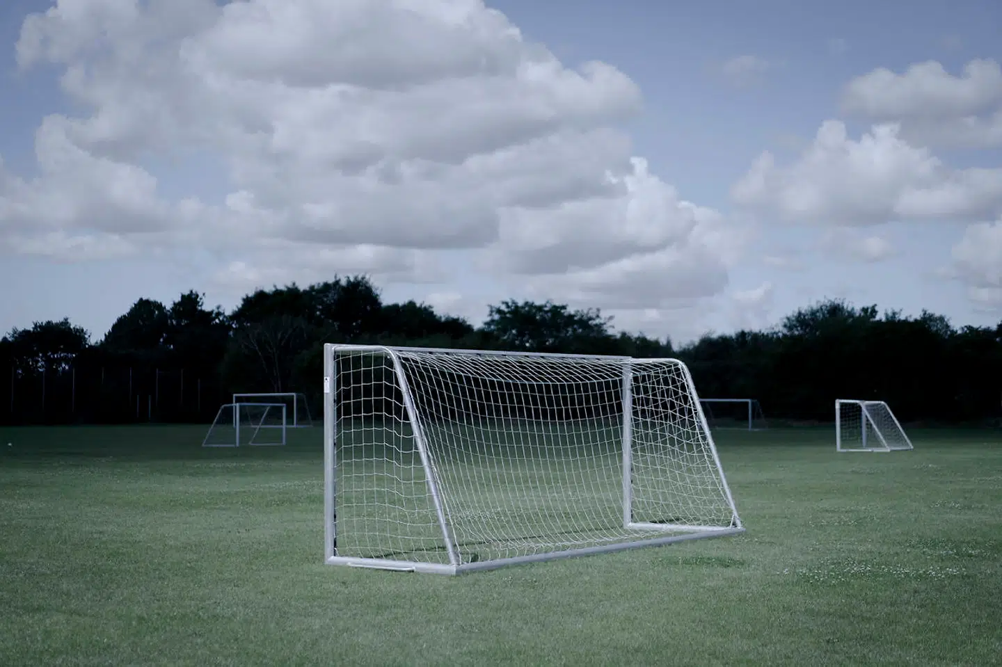 Overgrebene på den dengang 13-årige pige fandt sted i området nær ved skolen i Dianalund, hvor hun var elev, og han idrætslærer. Det fremgår af anklageskriftet, at overgrebene fandt sted i et skur tæt på skolens fodboldbane, i et redskabsrum ved idrætshallen, i en lille gymnastiksal, i et klasselokale og i en skov. Det fremgår også, at overgrebene fandt sted i forbindelse med undervisning og uden for skoletid.