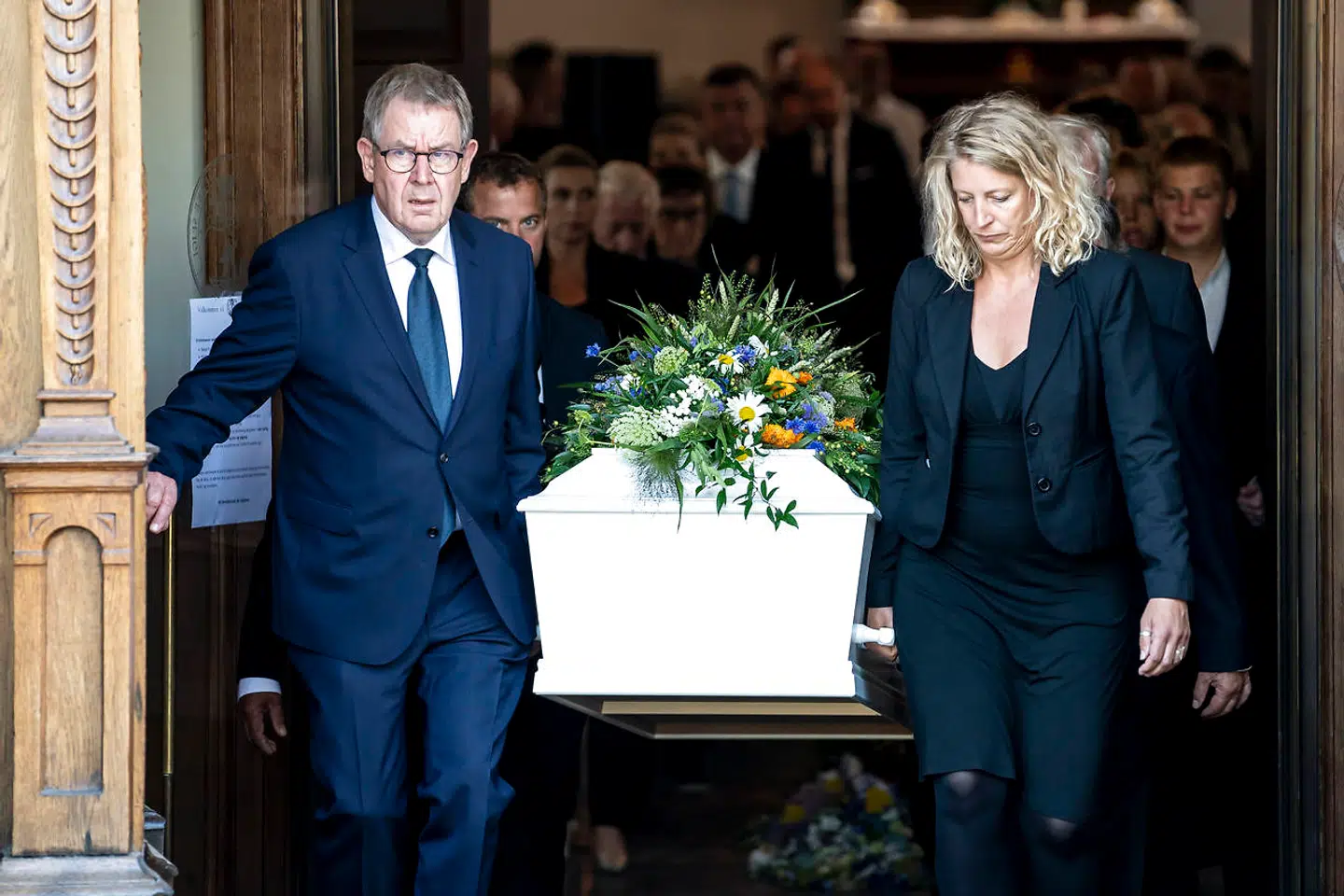 Poul Nyrup Rasmussen og blandt andre Morten Østergaard fra Radikale Venstre og Lone Dybkjærs datter Mette Dybkjær bærer kisten ud efter bisættelsen af Lone Dybkjær fra Holmens Kirke i København, tirsdag 28. juli 2020. Tidligere miljøminister og medlem af EU-Parlamentet Lone Dybkjær blev 80 år. (Foto: Mads Claus Rasmussen/Ritzau Scanpix)