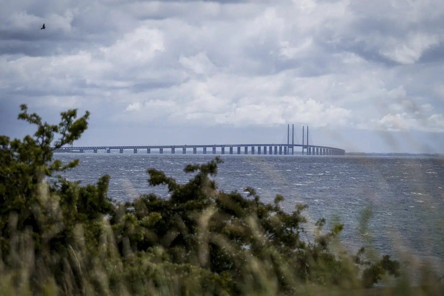 Udenrigsministeriet i Danmark har torsdag meldt ud, at rettevejledningerne til Sverige bliver lempet. Det betyder, at der ikke længere er regioner i landet, hvor myndighederne fraråder ikke-nødvendige rejser til. På billedet ses Øresundsbroen fra Sjælland til Sverige. Niels Christian Vilmann/Ritzau Scanpix