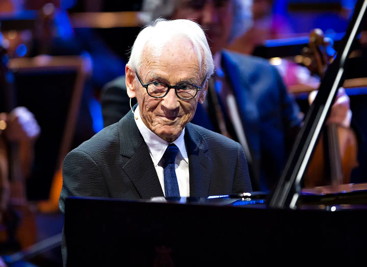 (ARKIV) Komponist og direktør Bent Fabricius-Bjerre bliver her fejret – i anledning af sin 90-års fødselsdag – ved et stort show i Musikkens Hus i Aalborg 25. november 2014. Komponist og direktør Bent Fabricius-Bjerre fylder 95 år lørdag 7. december 2019. (Foto: Henning Bagger/Ritzau Scanpix)