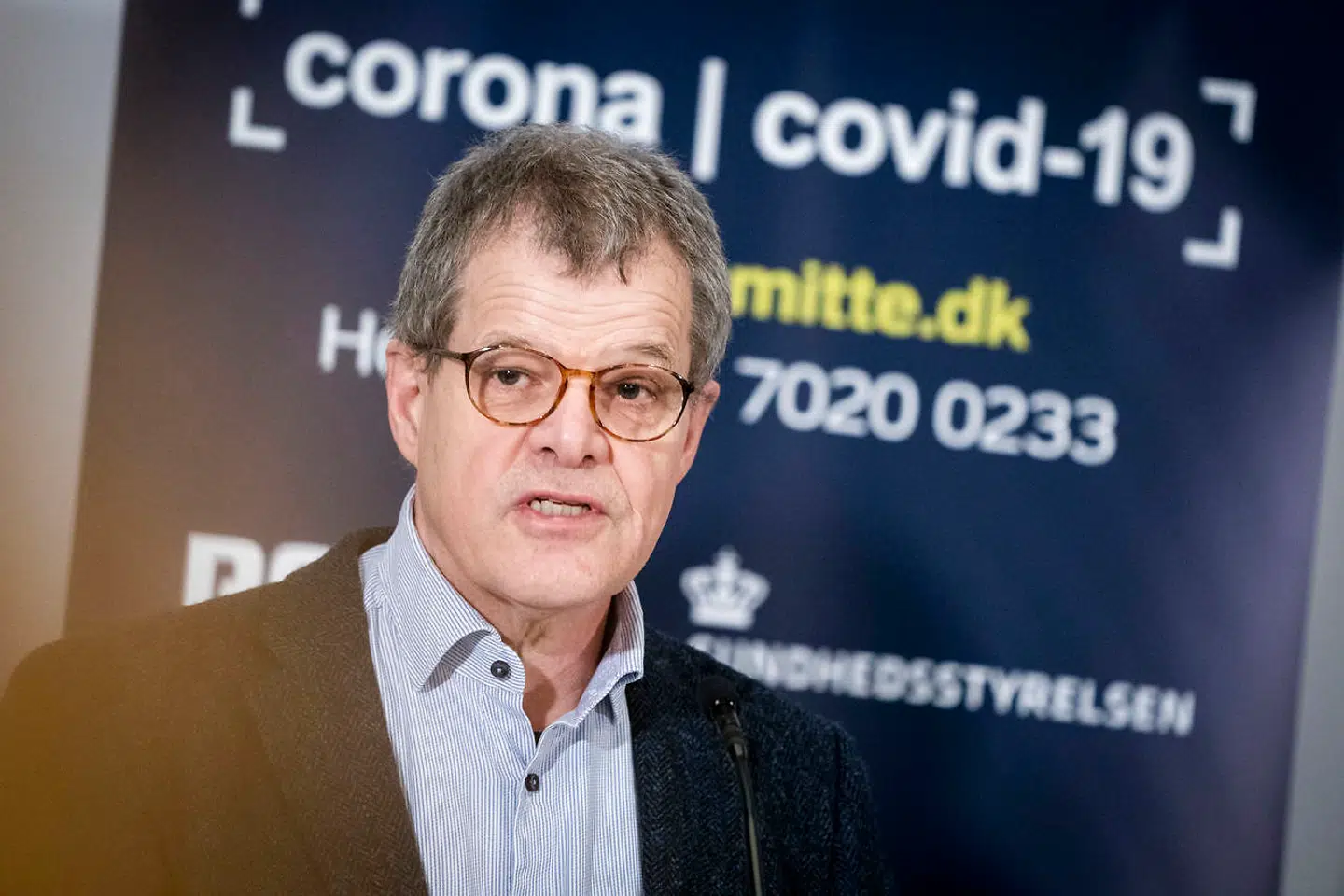 »Jeg ved, det er en aldersgruppe, der nogle gange kan have svært ved at tænke sig om, men så må de prøve at tage nogle snakke med sig selv og deres egen samvittighed i forhold til, at de også har et ansvar for samfundet,« sagde Kåre Mølbak fra Statens Serum Institut tidligere på ugen om stigningen i antal smittede unge.