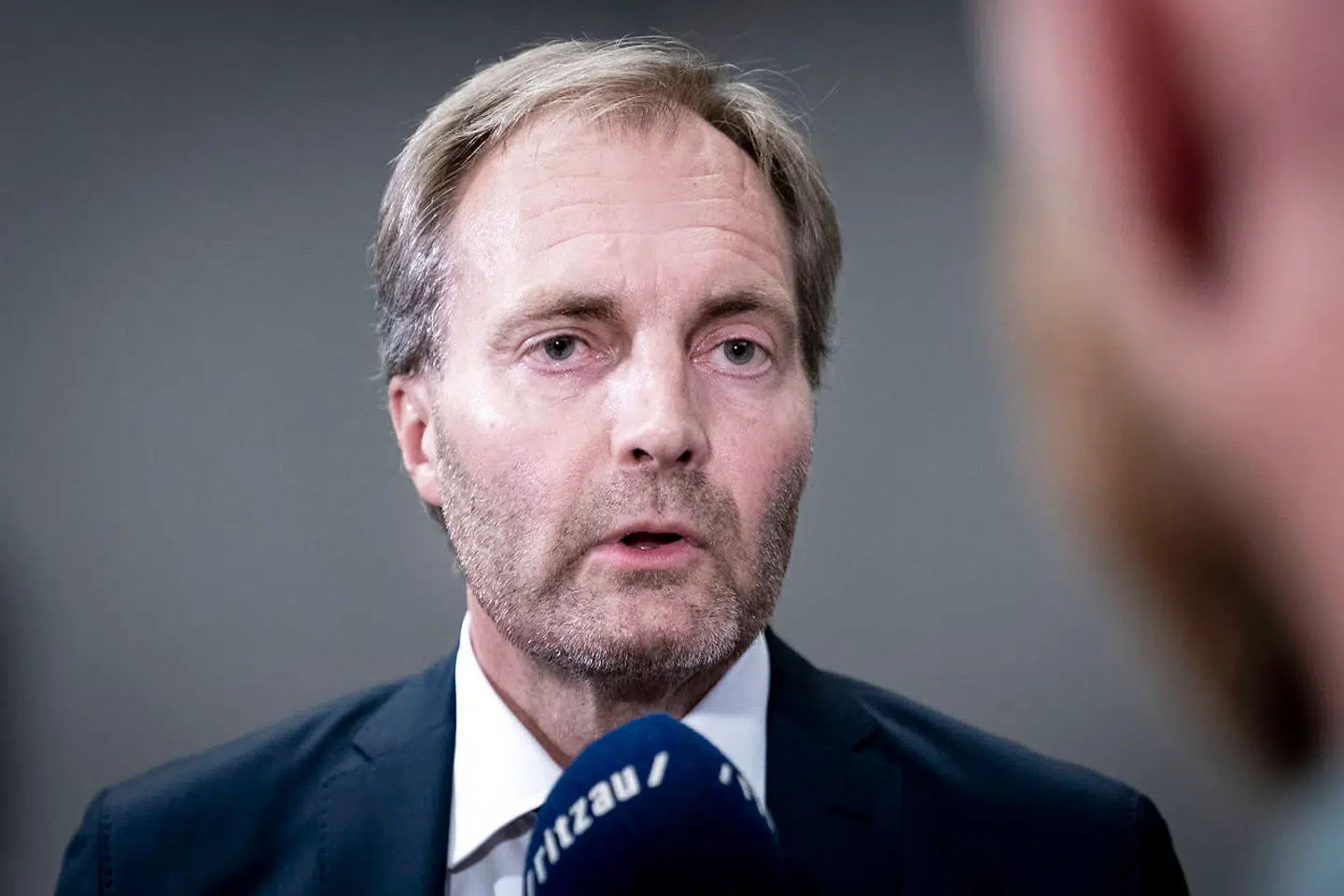 Dansk Folkepartis Peter Skaarup interviewes før Statsminister Mette Frederiksen (S) ankommer til samråd tirsdag den 9. juni 2020. Statsministeren er blevet bedt om at redegøre for grundlaget for regeringens beslutning om at lukke Danmark ned, herunder for, hvilke myndigheder statsministeren konkret henviste til på pressemødet den 11. marts 2020.. (Foto: Niels Christian Vilmann/Ritzau Scanpix)