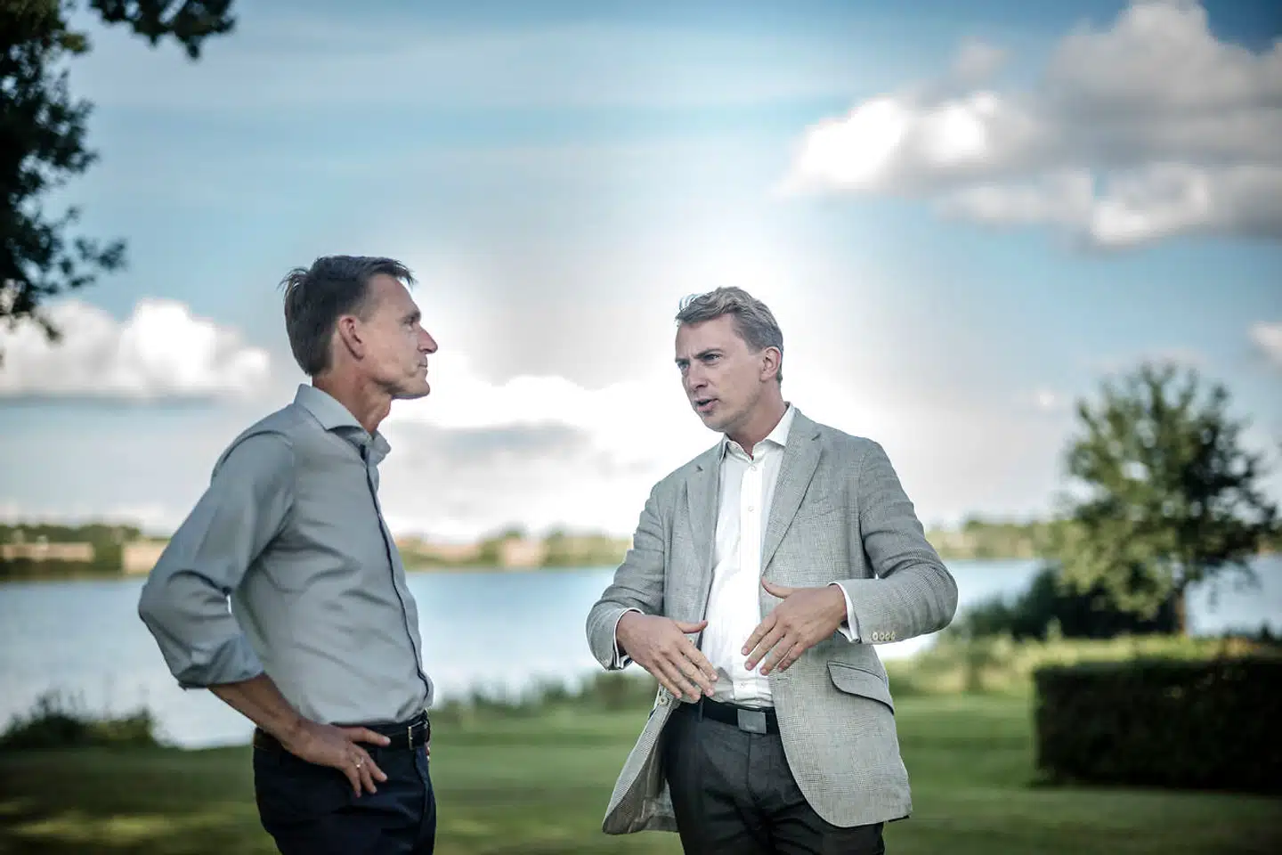 DFs nye næstformand, Morten Messerschmidt, sammen med DFs formand, Kristian Thulesen Dahl, under sommergruppemødet på Sandbjerg Gods ved Sønderborg mandag 3. august 2020. Morten Messerschmidt afløser Søren Espersen som næstformand for Dansk Folkeparti.