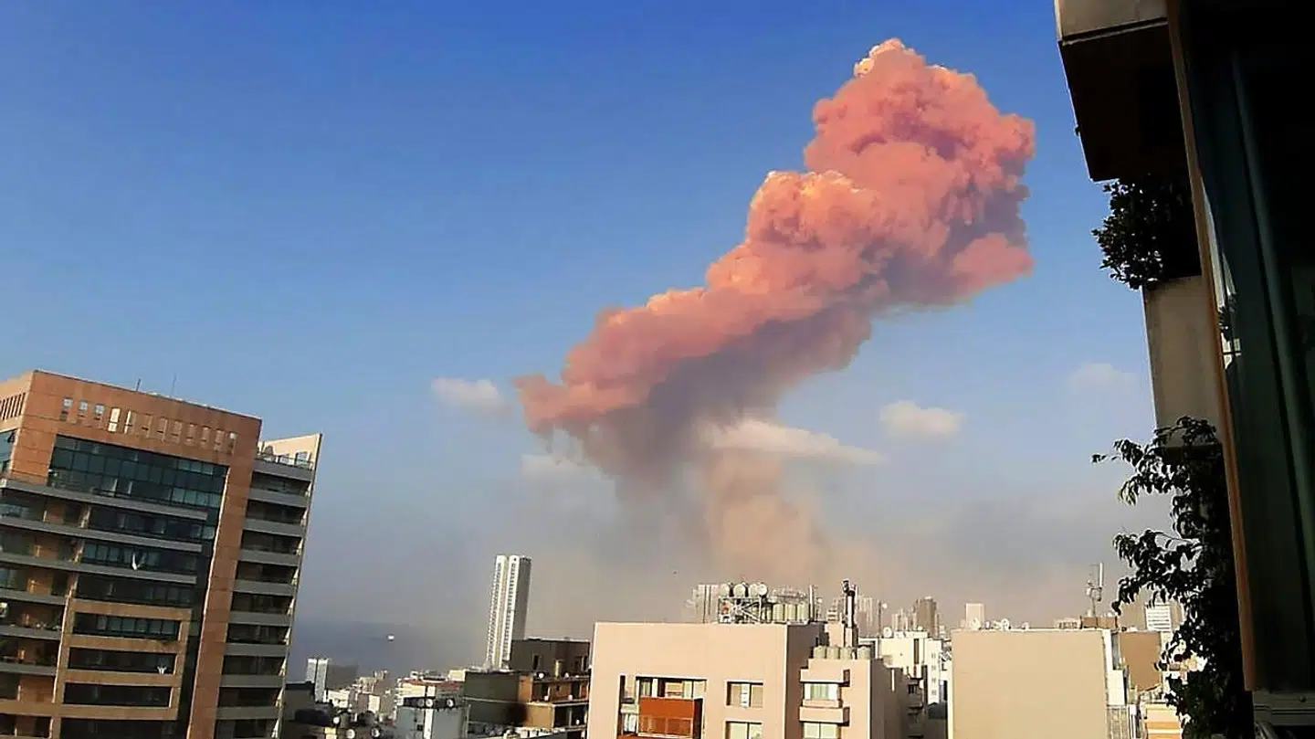 En eksplosion i Beirut i Libanon har ført til kaotiske tilstande, siger Amanda Flyvbjerg, der bor i byen.