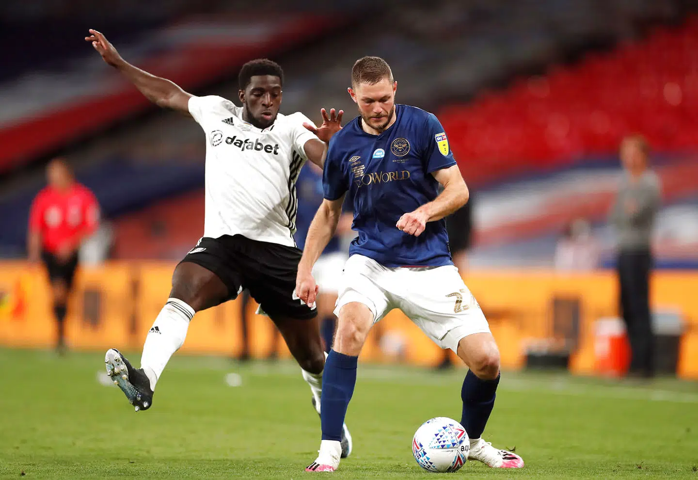 Henrik Dalsgaard, her i duel med Fulhams Aboubakar Kamara, scorede det enlige Brentford-mål og var den mest aktive dansker i en kamp, hvor Thomas Franks tropper aldrig fik gang i det sprudlende spil, der var tæt på at sende dem i Premier League.