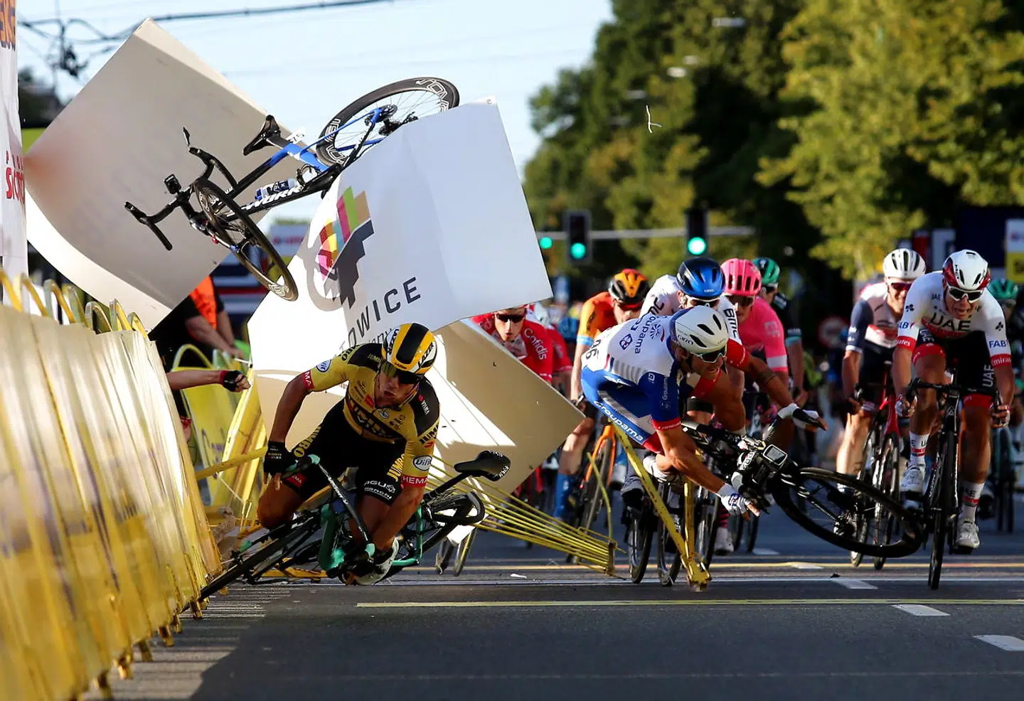 Den voldsomme ulykke skete på en tidligere udskældt slutstrækning i polske Katowice, hvor rytterne sprinter ned ad bakke mod målstregen. På billedet ser man Dylan Groenewegen, der var skyld i styrtet.
