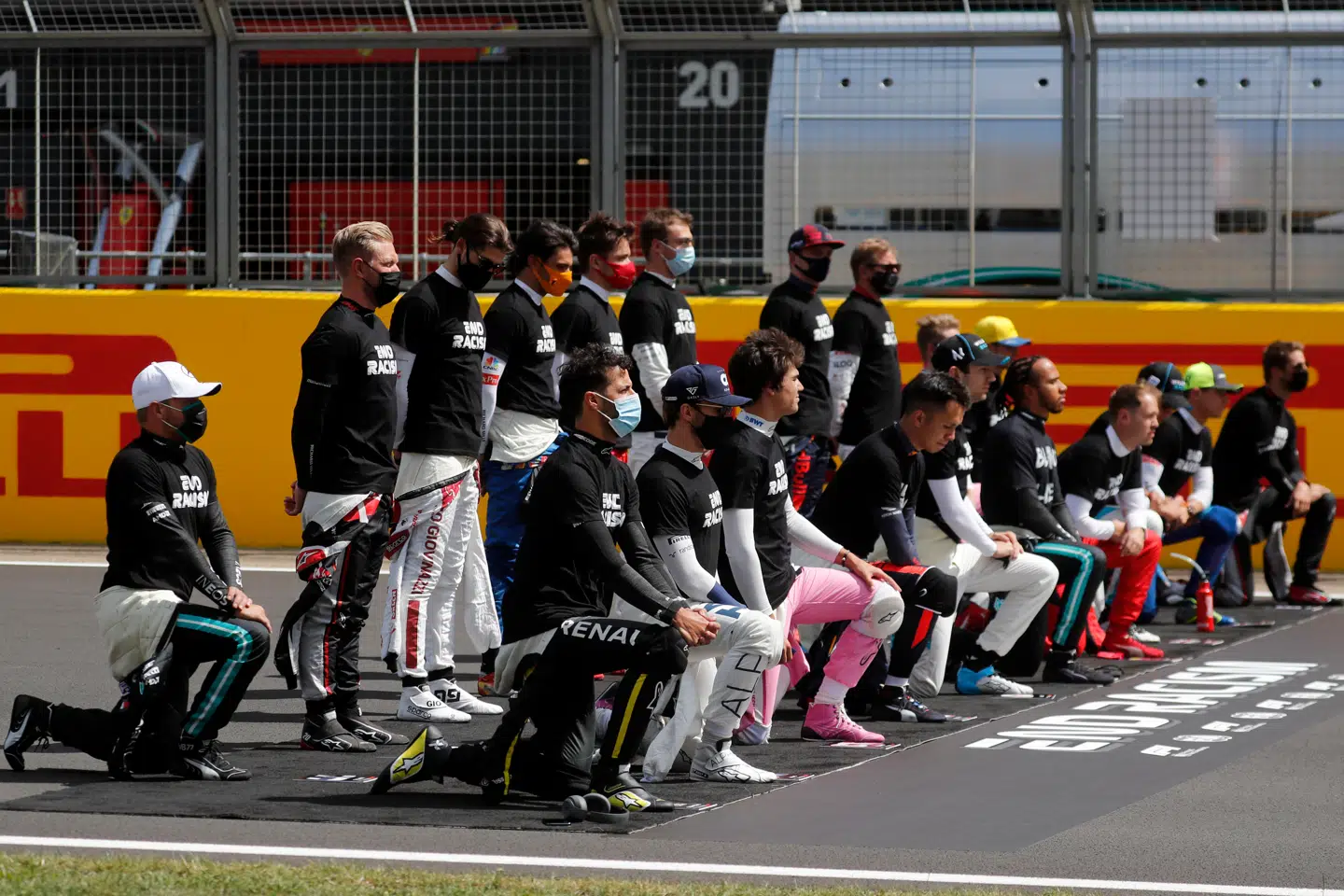 Kevin Magnussen (bagerste række t.v.) var en af syv kørere, der ikke knælede inden starten af det britiske grandprix sidste weekend.