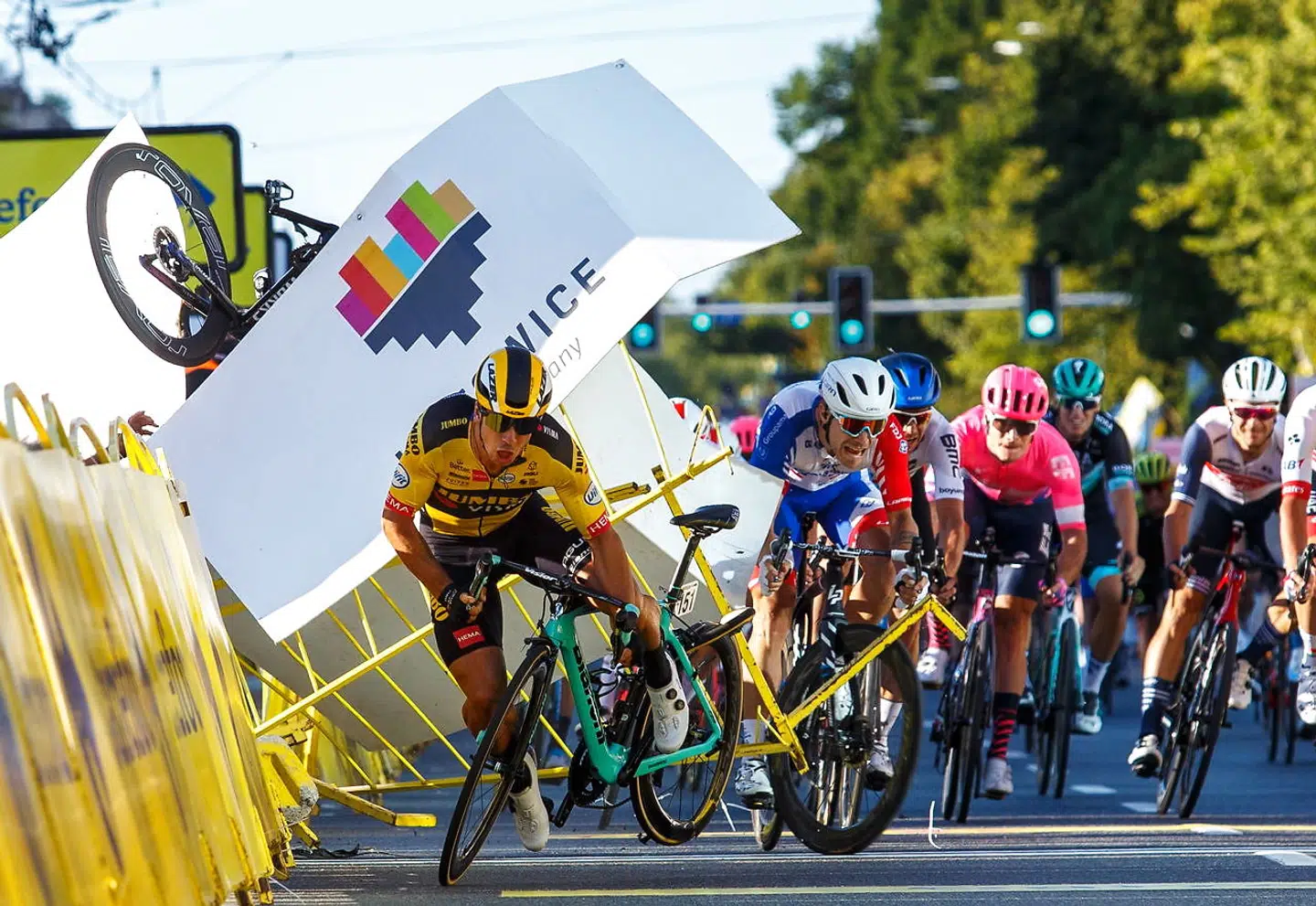 Styrtet ved Polen Rundt var yderst voldsomt. Øverst til venstre ses Fabio Jakobsens cykel, mens Dylan Groenewegen ses i den sort-gule dragt. Han er sidenhen blevet suspenderet af sit hold på grund af hændelsen.
