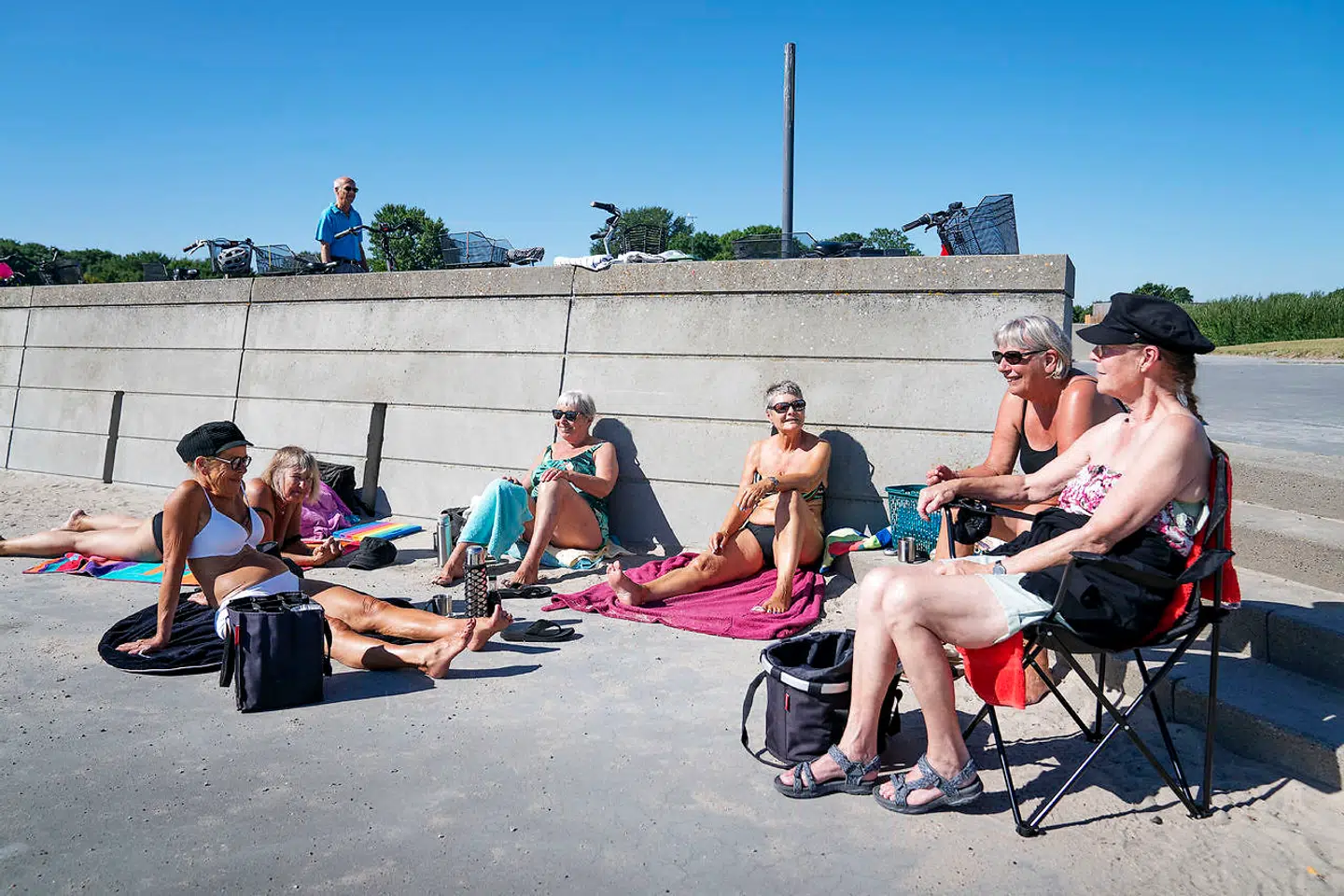 Hedebølgen er ankommet til Amager Strandpark, fredag den 7. august 2020. Kvinderne mødes jævnligt på Amager Strand uanset vejret. Sidste weekend i skolernes sommerferie bliver rekordvarm Meteorolog råder til at søge mod de danske kyster, hvis varmen bliver for meget i weekenden. Det skriver Ritzau, fredag den 7. august 2020.. (Foto: Claus Bech/Ritzau Scanpix)