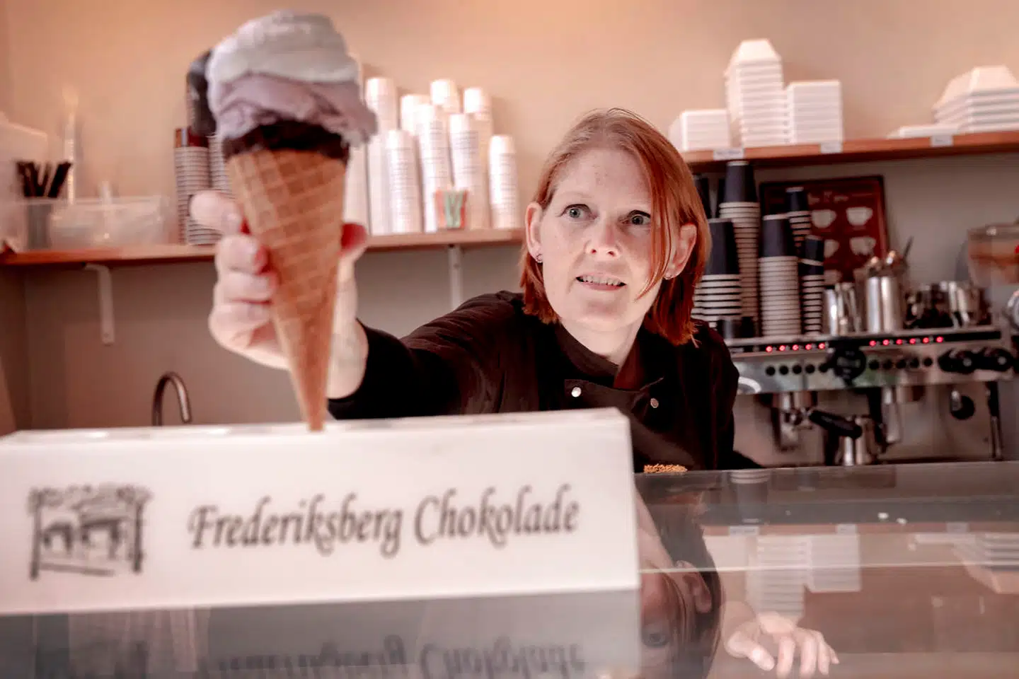 Ejeren af Frederiksberg Chokolade, Tina Jacobsen Wilstrup, endte i en shitstorm, efter at hun i et Facebook-opslag tog afstand fra Hansens Is' navneændring af »Eskimo«-isen.
