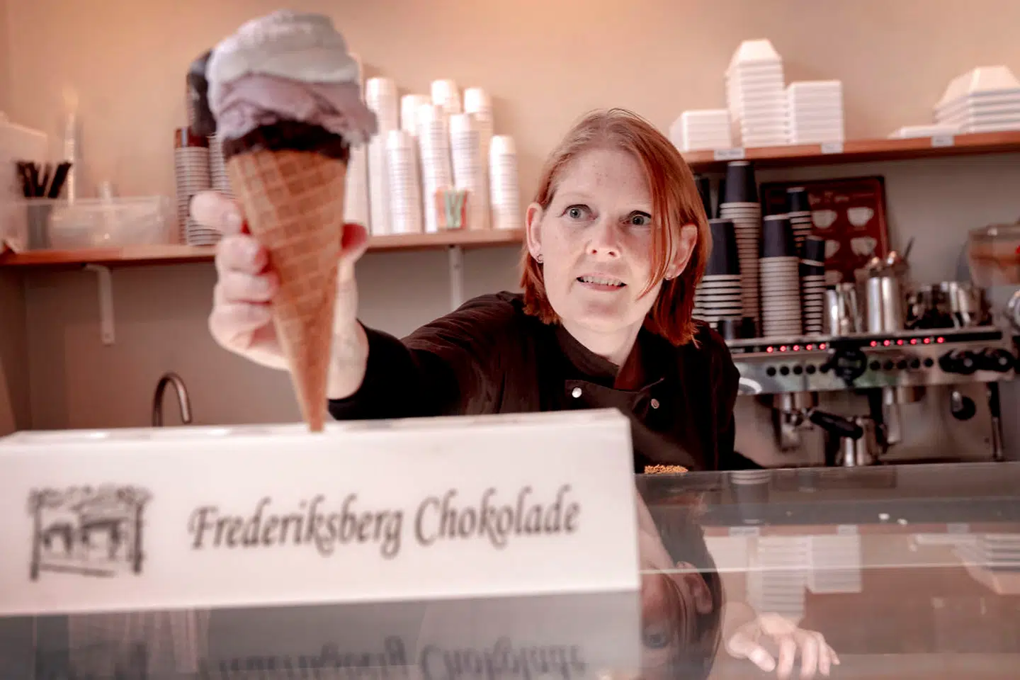 Ejeren af Frederiksberg Chokolade, Tina Jacobsen Wilstrup, endte i en shitstorm, efter at hun i et Facebook-opslag tog afstand fra Hansens Is' navneændring af »Eskimo«-isen.