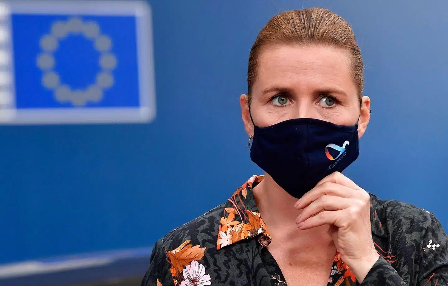 Mette Frederiksen blev for første gang set offentligt med mundbind i forbindelse med topmødet i Bruxelles om EUs budget. Nu varsler hun, at der »kan komme nationale restriktioner for os alle sammen periodisk«.