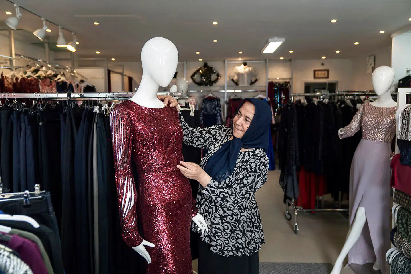 Gülizar Gezen arbejder i tøjbutikken Sila Moda, som ligger i Vejleåparken i Ishøj. Hun mener, at kulturen kan være en faktor i det høje smittetal i Ishøj.