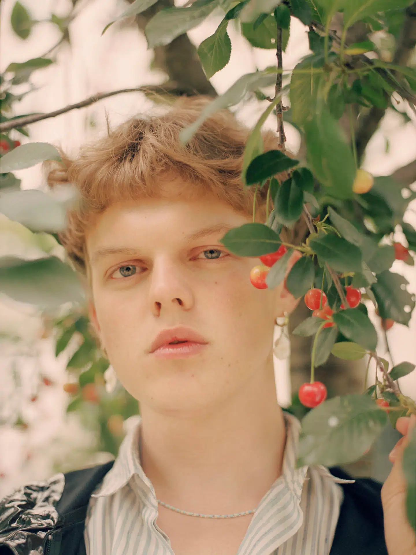 Selvom Oskar Fehlauer kun er 21 år har han længe været i gang som kulturskribent og it-girl på Instagram. Foto: Daniel Hjorth