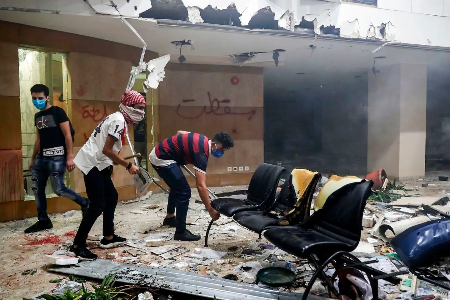 Her er demonstranter ved at smadre centralbanken i Beirut, som man også er brudt ind i.